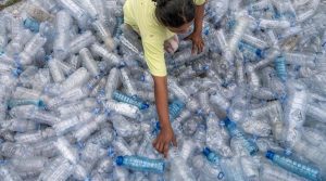 Peserta Program Padat Karya Pemilahan Sampah memilah sampah plastik di Palu, Sulawesi Tengah, Selasa (16/1/2024). Menurut Dinas Lingkungan Hidup (DLH) setempat, selama periode November - Desember 2023 program untuk mengurangi timbulan sampah plastik yang diikuti 21 kelurahan itu telah berhasil menjual sampah plastik sebanyak 4,7 ton. ANTARA FOTO/Basri Marzuki
