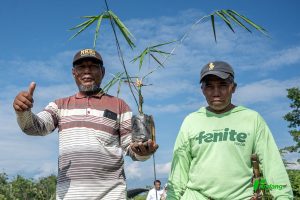 Warga membawa bibit pohon bambu untuk ditanam di daerah aliran Sungai Lambara, Palu, Sulawesi Tengah, Rabu (22/5/2024). (Foto: rindangID/Basri Marzuki)