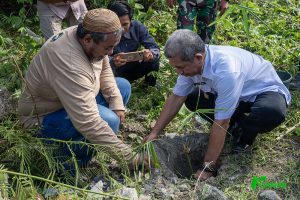Asisten Bidang Ekonomi dan pembangunan Setda Kota Palu, dr Husaema (kanan) bersama Sekretaris DLH Kota Palu, Ibnu Mundzir (kiri) menanam bibit pohon bambu di bantaran Sungai Lembara, Tawaili, Palu, Rabu (22/5/2024) dalam rangkaian Hari Keanekaragaman hayati Sedunia. (Foto: rindangID/Basri Marzuki)