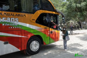 Warga memberikan masker kepada pengendara yang melintas di Jalan Trans Palu-Donggala, Kelurahan Buluri, Palu, Sulawesi Tengah, Selasa (21/5/2024). rindangID/Basri Marzuki