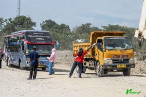 Warga memberikan masker kepada pengendara yang melintas di Jalan Trans Palu-Donggala, Kelurahan Buluri, Palu, Sulawesi Tengah, Selasa (21/5/2024). rindangID/Basri Marzuki