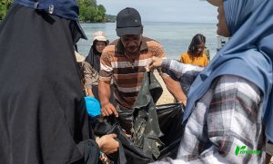 Sejumlah warga bersama mahasiswa memungut sampah di pesisir pantai Pulau Pangalasiang, Donggala, Sulawesi Tengah, Minggu (9/6/2024). (rindangID/bmz)