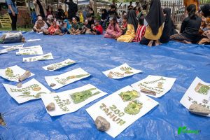 Sejumlah anak menunggui gambar tempelnya yang dikeringkan pada program pendidikan konservasi di Huntap Mosinggani Mamboro, Palu, Sulawesi Tengah, Sabtu (1/6/2024). (rindangID/Basri Marzuki)