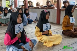Sejumlah anak mengikuti permainan Ranking 1 bertema sampah plastik pada program pendidikan konservasi di Huntap Mosinggani Mamboro, Palu, Sulawesi Tengah, Sabtu (1/6/2024). (rindangID/Basri Marzuki)