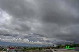 Ilustrasi awan hitam yang menyelimuti langit Kota Palu. (Foto: rindang.ID/bmz)