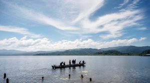 warga berperahu di kawasan wisata Danau Lindu di Desa Tomado, Sigi, Sulawesi Tengah, Kamis (23/11/2023). (Foto: rindangID/bmz)