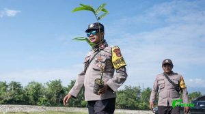Anggota polisi membawa bibit pohon bambu untuk ditanam di daerah aliran Sungai Lambara, Palu, Sulawesi Tengah, Rabu (22/5/2024). (Foto: rindangID/bmz)