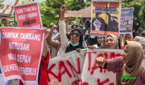 Warga meneriakkan yel-yel penolakan pada aksi unjuk rasa menolak pertambangan galian C di depan kantor Pemerintah Kecamatan Ulujadi, Kota Palu, Selasa (3/9/2024). (Foto: rindang.ID/bmz)
