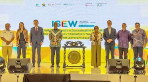 Indonesia Sustainable Energy Week 2024 (ISEW 2024) dibuka oleh (Ki-Ka) Djoko Siswanto, Sekretaris Jenderal Dewan Energi Nasional; Lisa Tinschert, Direktur Program Energi, GIZ Indonesia/ASEAN; Thomas Graf, Deputy Head of Mission, Kedutaan Besar Republik Federal Jerman untuk Indonesia, ASEAN, dan Timor-Leste; Ervan Maksum, Deputi Bidang Sarana dan Prasarana, Kementerian PPN/ Bappenas; Prof. Eniya Listiani Dewi, Dirjen EBTKE, Kementerian ESDM; Hans-Ludwig Bruns, Country Director GIZ Indonesia/ASEAN; Rachmat Kaimuddin, Deputi Bidang Koordinasi Infrastruktur dan Transportasi, Kemenko Bidang Kemaritiman dan Investasi; dan, Fabby Tumiwa, Direktur Eksekutif IESR. (Foto: HO-IESR)