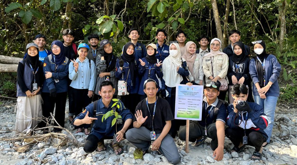 Aksi penanaman pohon oleh KSE Untad di Desa Pombeswe, Sigi, Minggu (15/9/2024). (Fot: KSE Untad)