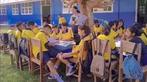 Monika Maritjie Kailey di tengah murid-muridnya. (Foto: ist)