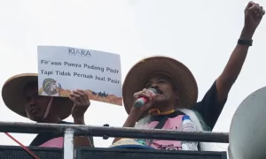 Warga pesisir berorasi saat aksi demonstrasi di depan Kantor KKP Jakarta, Kamis (10/10/2024). (Foto. KIARA)