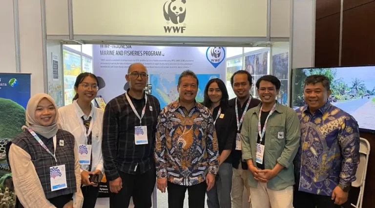 Foto bersama WWF Indonesia dengan KKP usai penadatanganan kerjasama baru wujudkan tor keluatan dan perikanan berbasis ekonomi biru. (Foto: HO-WWF-Indonesia)