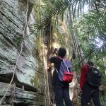 Tim Ekspedisi Poso melakukan perjalanan dan penelusuran di salah satu situs geologi di sekitar Danau Poso. (Foto: Tim Ekspedisi Poso)