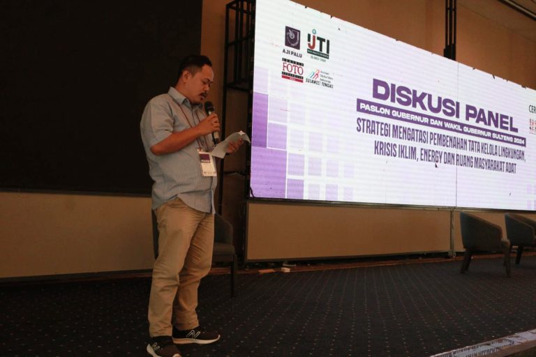 Ketua AJI Palu, Agung Sumanjaya memberi sambutan dalam Diskusi Panel bersama Cagub Sulteng.