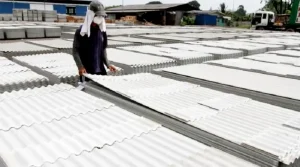 Ilustrasi penggunaan asbes untuk atap rumah. (Foto: bisnis.com)