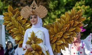 Peserta menampilkan desain busana daur ulang pada Krnaval Busana Daur Ulang pre-event Festival Teluk Lalong di Luwuk, Banggai, Kamis (30/10/2024). (Foto: rindang.ID/bmz)