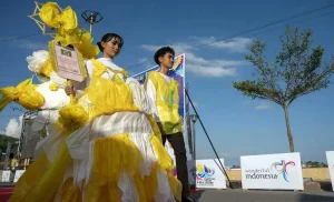 Peserta menampilkan desain busana daur ulang pada Krnaval Busana Daur Ulang pre-event Festival Teluk Lalong di Luwuk, Banggai, Kamis (30/10/2024). (Foto: rindang.ID/bmz)