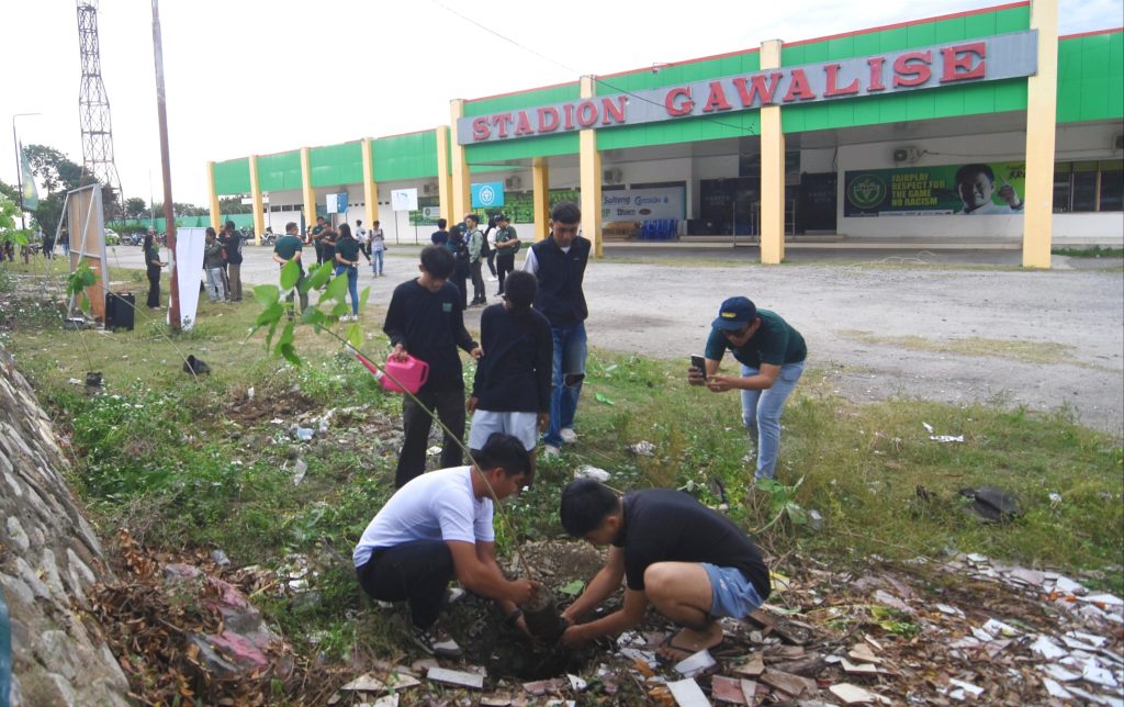 Tanam Pohon di Stadion Gawalise, Komitmen Pegadaian dan Persipal Mania Dukung Pelestarian Lingkungan