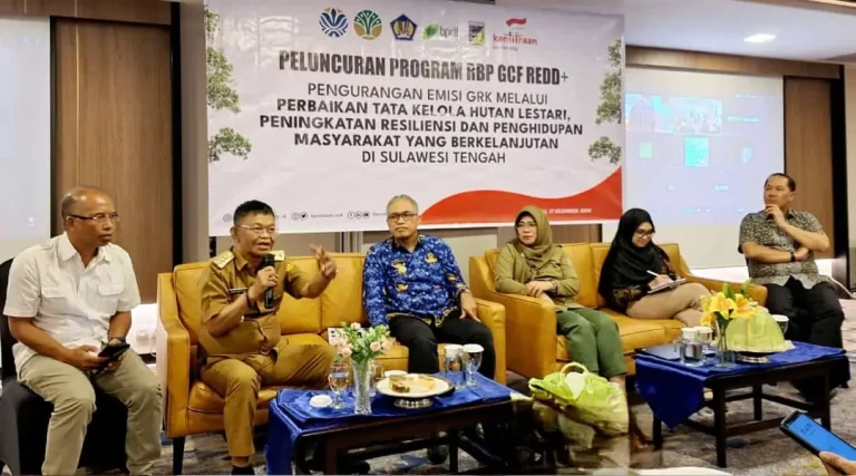 Gubernur Sulteng, Rusdy Mastura (kedua kiri) pada kick off meeting program Result Based Payment Green Climate Fund (RBP GCF) Sulawesi Tengah di Hotel Aston, Selasa (17/12/2024). (Foto: ist)