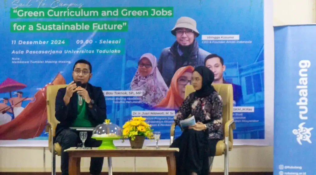 CEO and Founder Amati Indonesia, Viringga Kusuma menyampaikan amterinya tentang green curriculum pada Sail to Campus Yayasan RUbalang, Rabu (11/12/2024). (Foto: ist)