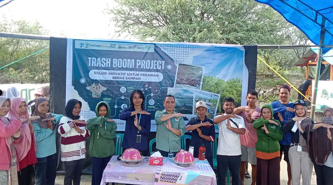 Dukungan relawan, mangrovers, dan masyarakat setempat atas inisitif Trash Boom di kawasan kosnervasi Mangrove, Pantai Dupa, Layana Indah, Minggu (26/1/2025). (Foto: Trash Rangers Sulteng)