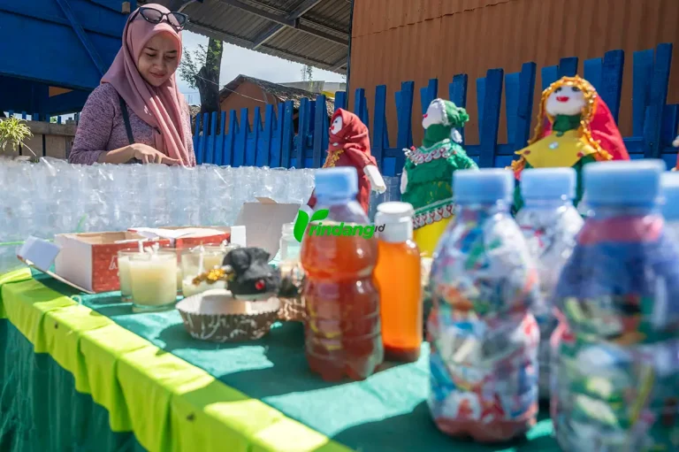 Warga memperhatikan aneka produk daur ulang hasil produksi Bank SAmpah Kabelotapura di Tondo, Palu, Jumat (21/2/2025). (Foto: rindang.ID/Basri marzuki)