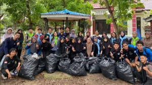 Relawan Mapala Pawana FMIPA Untad pada aksi bersih memperingati HPSN di Untad Palu, Sabtu (22/2/2025). (Foto: mapala Pawana)