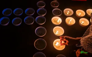 Seorang anggota komunitas menyalakan lilin saat pemadaman lampu selama satu jam pada peringatan Earth Hour di Hotel Best Western Plus Coco, Palu, Sulawesi Tengah, Sabtu (22/3/2025) malam. (Foto: rindang/ID/Basri Marzuki)