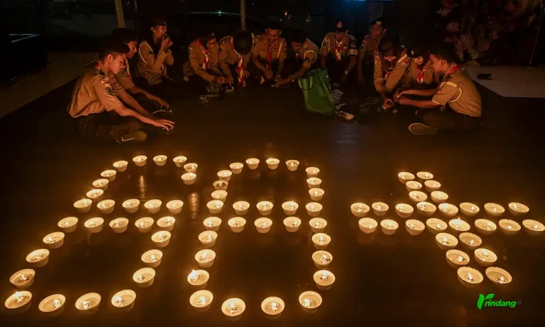 Sejumlah anggota Pramuka melakukan aksi teaterikal saat pemadaman lampu selama satu jam pada peringatan Earth Hour di Hotel Best Western Plus Coco, Palu, Sulawesi Tengah, Sabtu (22/3/2025) malam. (Foto: rindang/ID/Basri Marzuki)
