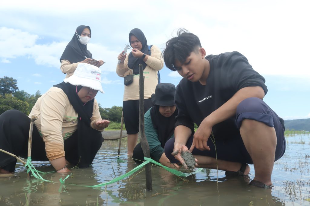 Selamatkan Si Penjaga Air Jernih; ZCC Kampanyekan Pelestarian Kerang Poso