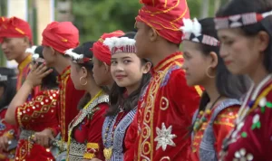 Sejumlah warga erbapakain adat menyambut tetamu Festival danau Lindu 2025. (rindang.ID/basri marzuki)