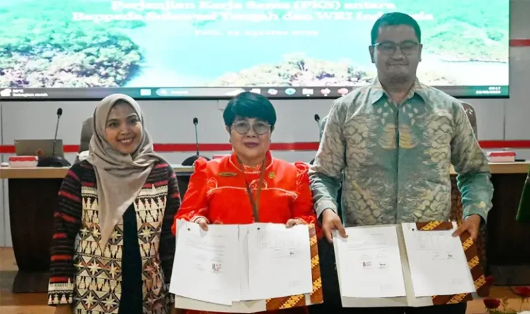 Kepala Bappeda Sulteng Christina Sandra Tobondo (tengah) bersama Climate Action Senior Lead World Resources Institute (WRI) Indonesia Wira Swadana (kanan) disaksikan Sekretaris LCDI Bappenas RI Novia Mustikasari (kiri) menunjukkan naskah kerjasama di kantor Bappeda Sulteng di Palu, Sulawesi Tengah, Jumat (22/8/2025). (©rindang.ID/basri marzuki)