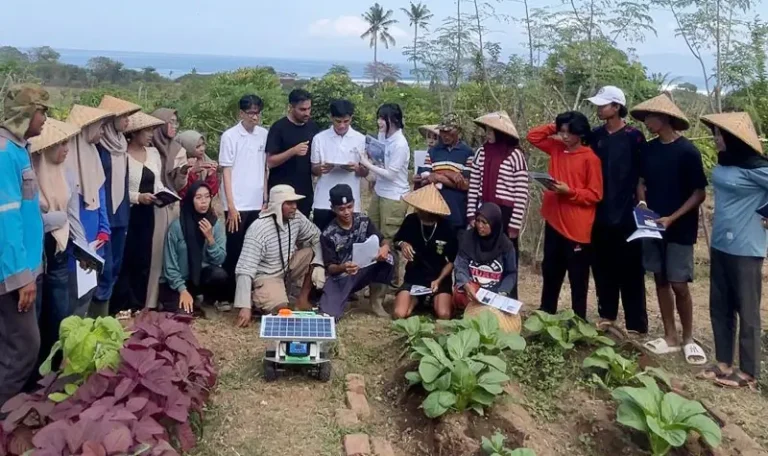 Robot RE:BION diperkenalkan kepada siswa di lahan pertanian Harapan Project sebagai langkah awal literasi teknologi hijau di wilayah 3T, Dompu. (©Gen-B)