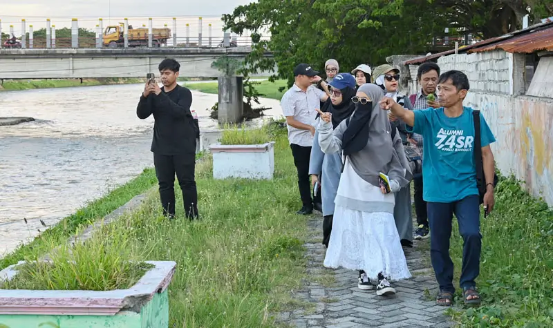 Peserta walking tour menyusuri bantaran Sungai Palu. (© rindang.ID/bmz)