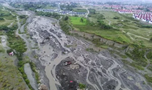 Foto udara bentangan bantaran sungai yang terus melebar akibat abrasi di antara Kelurahan Pengawu Palu dan Desa Balane Sigi, Sulawesi Tengah, Sabtu (23/8/2025). (rindang.ID/bmz)