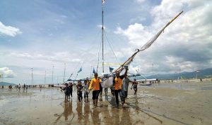 Delapan tahun sebelum gelombang besar datang, mereka masih berlari bersama perahu layar di pasir basah—penuh semangat, tanpa tanda-tanda akan datangnya malapetaka. Foto ini bukan hanya kenangan, tapi pengingat: Teluk Palu dulu adalah ruang hidup yang riuh, berwarna, dan penuh nyawa. Kini, di tengah abrasi dan limbah, suara mereka masih terdengar—meski lebih pelan, dan lebih sering mengeluh. (© rindang.ID/bmz)