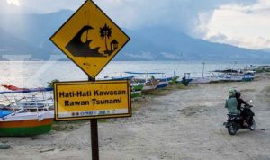 setelah bencana, tanda peringatan tsunami bukan hanya simbol bahaya, tapi juga pengingat trauma kolektif. Di baliknya, nelayan masih melaut, namun laut yang mereka kenal kini lebih keruh, lebih sepi, dan lebih penuh ancaman. (©rindang.ID/bmz)