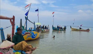 Parade perahu memperingati 16HAKtP di Dukuh Tambakpolo, Desa Purworejo, Kabupaten Demak, Minggu (30/11/2025). (©KIARA)