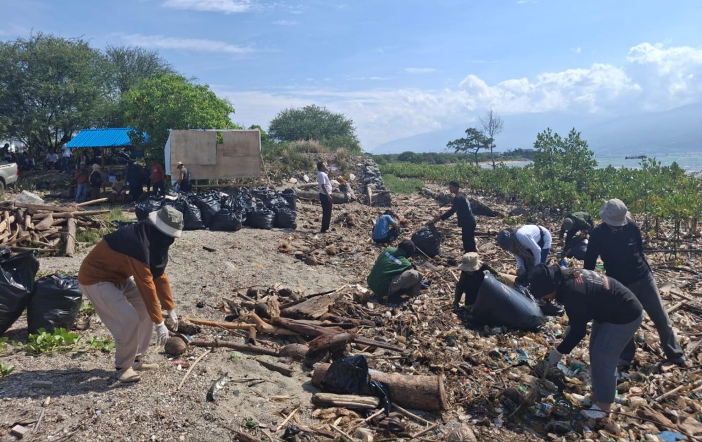 Perilaku Alam dan Manusia di Balik Sampah yang Tak Pernah Pergi dari Teluk Palu