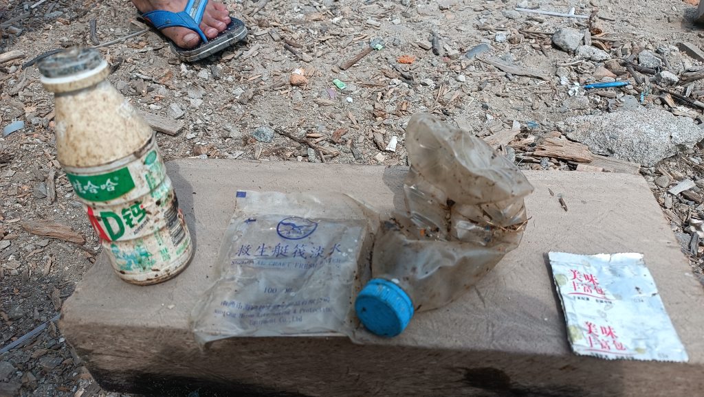 Ada Sampah Dari China di antara Tumpukan Sampah di Kawasan Konservasi Mangrove Palu