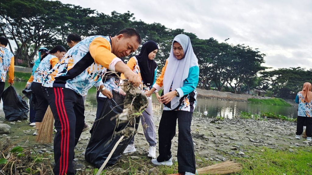 BKKBN Sulteng Gelar Aksi Bersih Sungai di Tengah Darurat Sampah di Pesisir Palu