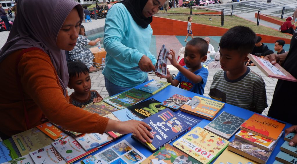 Cerita Kecil dari Lapak Palu BaBaca: Ketika Komunitas Mengisi Kekosongan Ruang Baca di Taman Kota