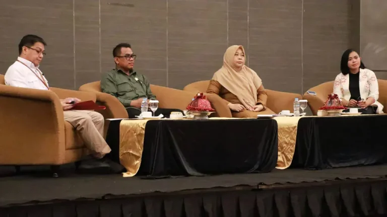 Ketua KKMD Provinsi Sulteng Prof Yusran (kedua kiri) pada Rakor Rencana Aksi KKMD SUlteng di Palu, Senin (27/4/2026). (©KKMD Sulteng)