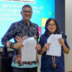 Perwakilan FAO di Indonesia dan Timor-Leste Rajendra Aryal (kiri) dan Direktur Eksekutif Yayasan Bina Usaha Lingkungan Yani Witjaksono (kanan) menandatangani Perjanjian Kemitraan Operasional Fase Operasional ke-8 Program Hibah Kecil Fasilitas Lingkungan Global (GEF SGP-OP8) pada hari Rabu (13/5) di kantor FAO Indonesia di Jakarta. (©FAO Indonesia)