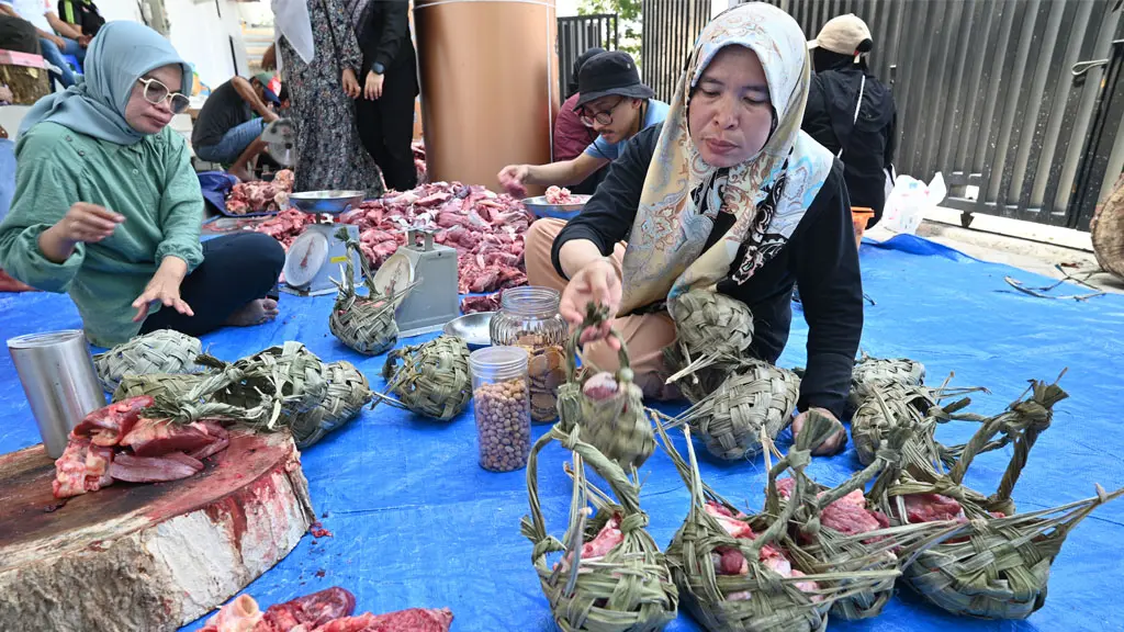 Petugas menata daging kurban yang dikemas dengan kamboti di Kantor Dinas Lingkungan Hidup Kota Palu, Sulawesi Tengah, Kamis (28/5/2026). (©rindang.id/bmzIMAGES/Basri Marzuki)