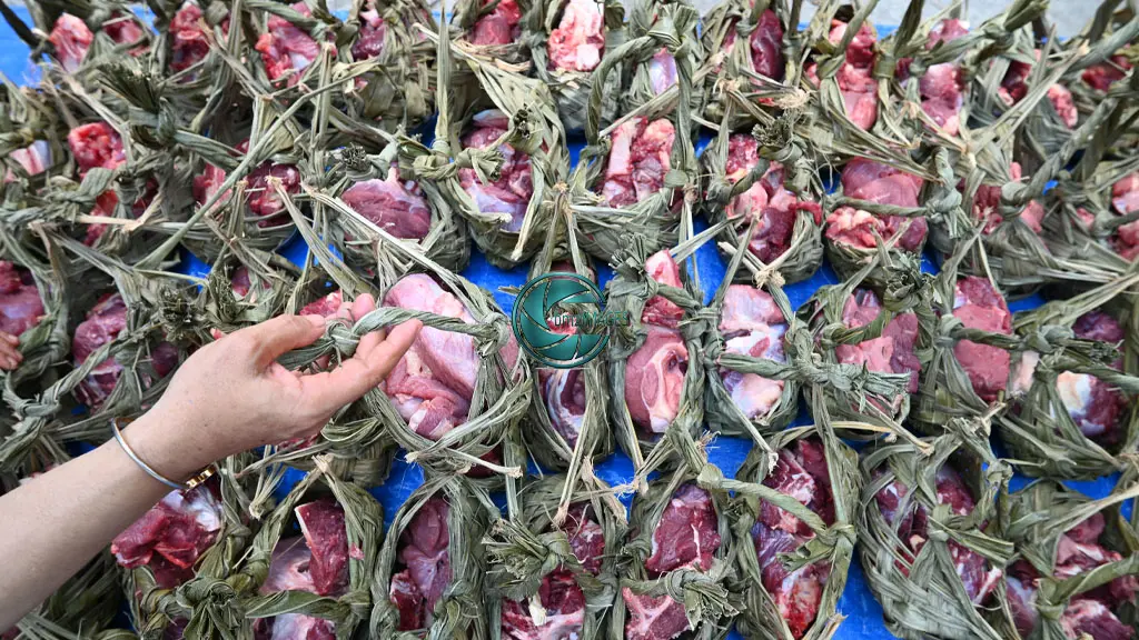 Petugas menata daging kurban yang dikemas dengan kamboti di Kantor Dinas Lingkungan Hidup Kota Palu, Sulawesi Tengah, Kamis (28/5/2026). (©rindang.id/bmzIMAGES/Basri Marzuki)