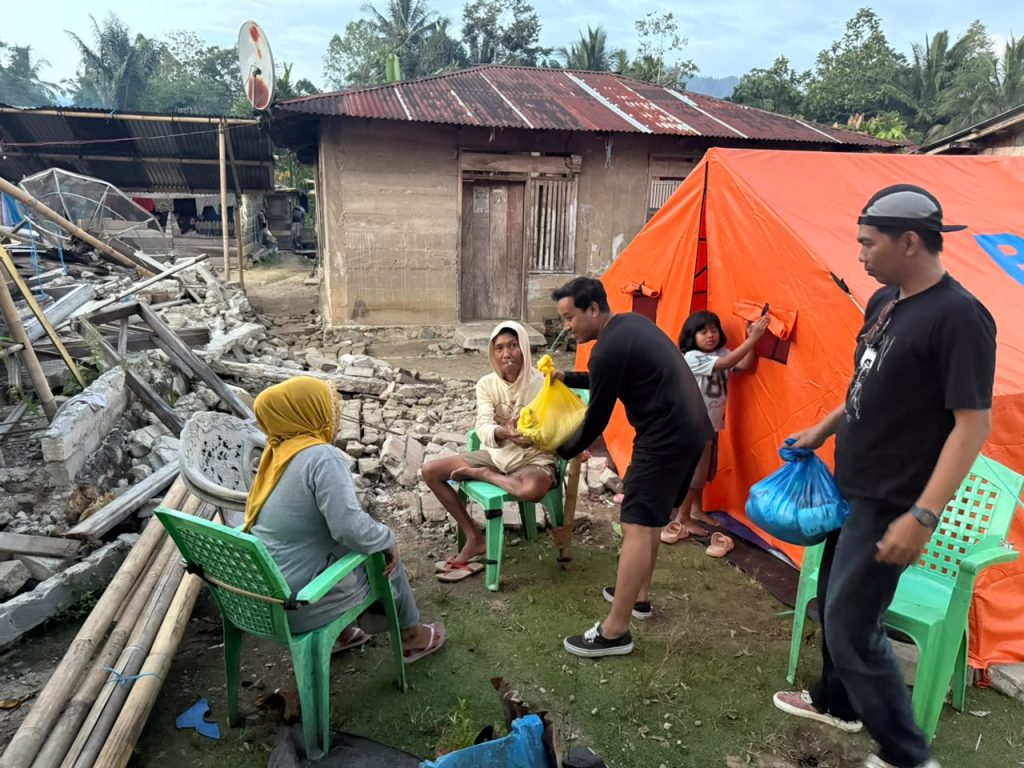 Komunitas Jurnalis TAMEME Salurkan Bantuan untuk Korban Gempa di Dusun Terpencil Sigi