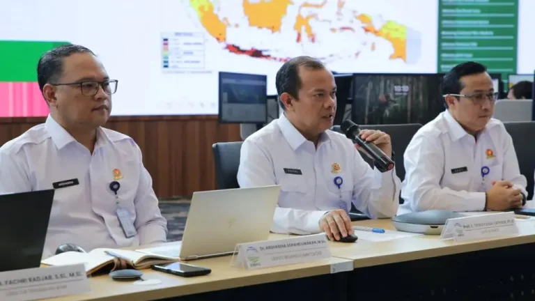 Kepala BMKG Teuku Faisal Fathani memaparkan distribusi puncak kemarau di Jakarta, Rabu (10/6/2026). (©BMKG)
