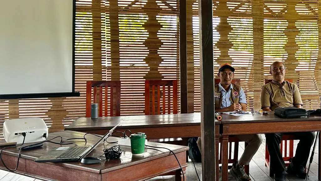 Kepala BMKG SPAG Lore Lindu Bariri Asep Firman Ilahi bersama Kabid Perencanaan BPBD SUlteng Muh. Yunus. (©Yayasan SHEEP)